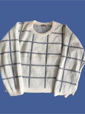 Cyrus B&W Crewneck Plush Sweater L